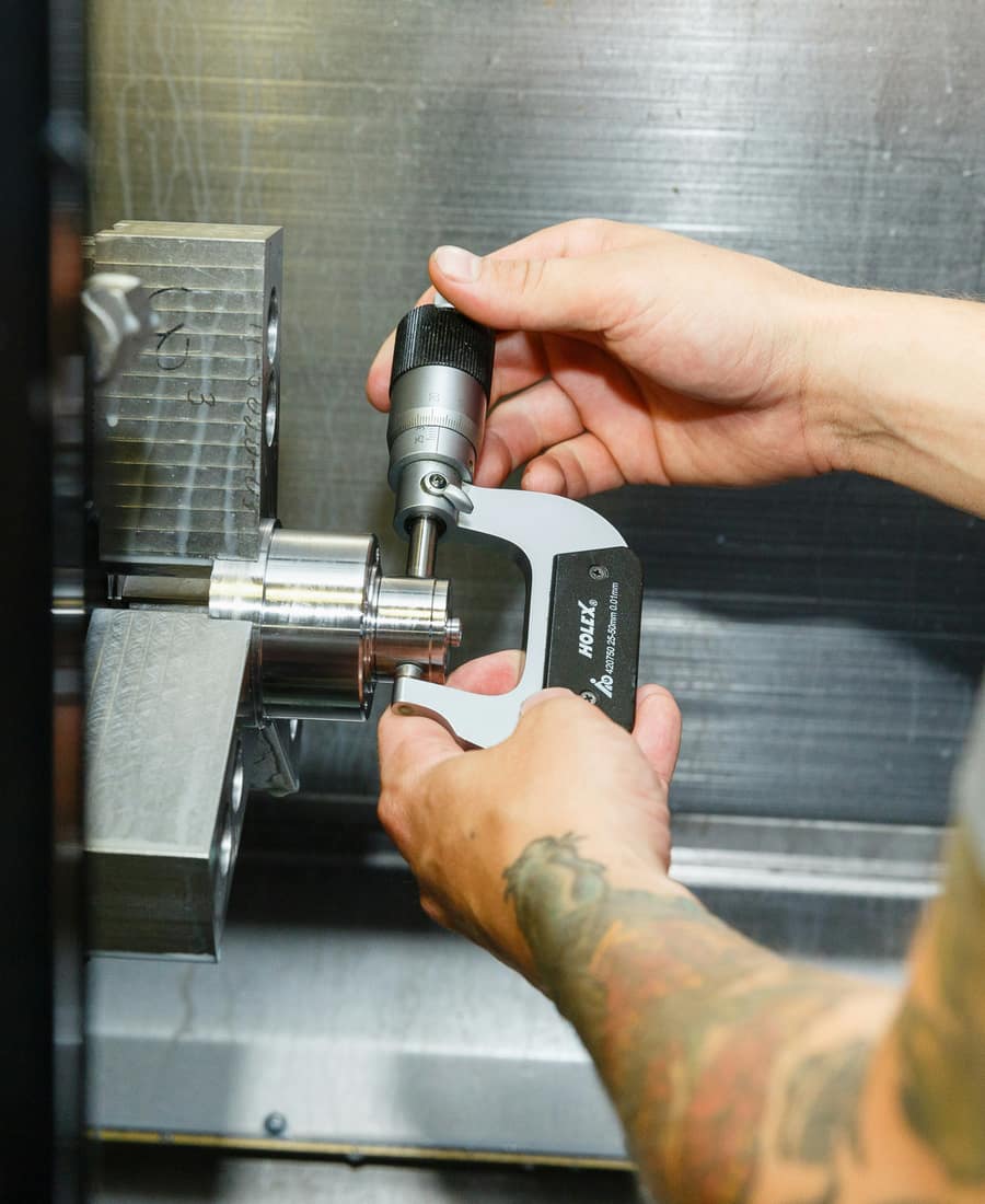 Contrôle au micromètre d’une pièce dans la machine, avant la série